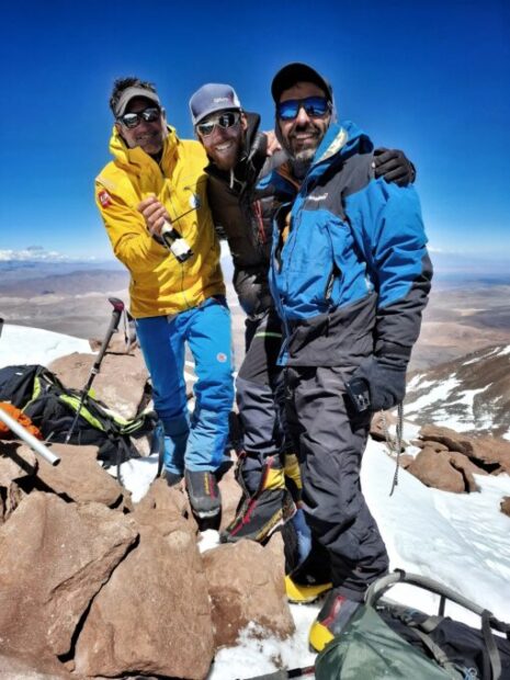 Guías de Argentina Trails en la cumbre del Cerro Bonete – expedición de montañismo